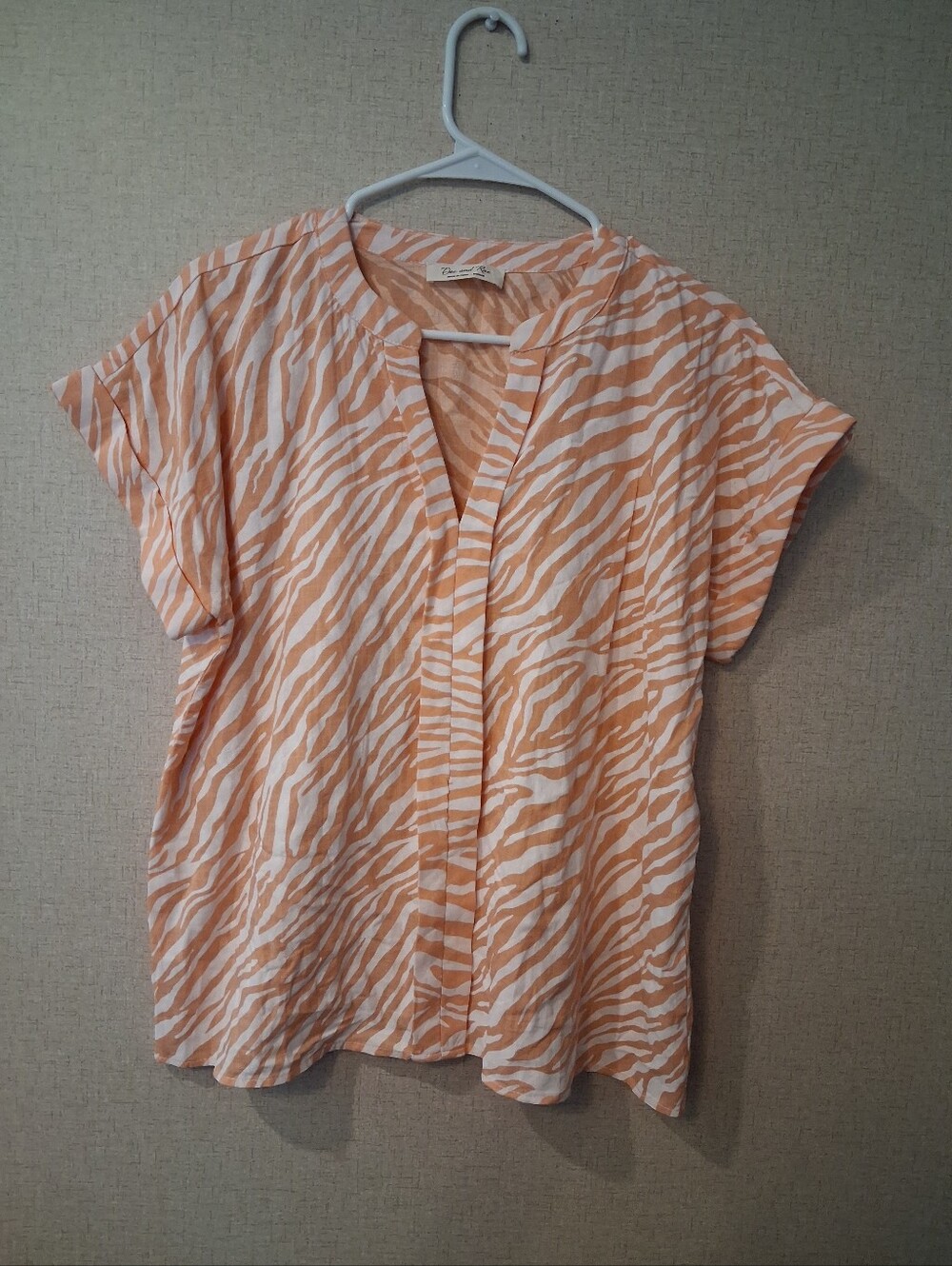 Doe & Rae Peach and White Zebra-Print Short Sleeve Blouse Sz M